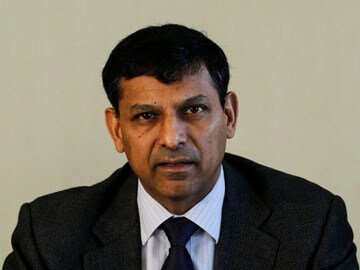 RBI keeps interest rates on hold;predicts growth at 5.5% for 2014-15