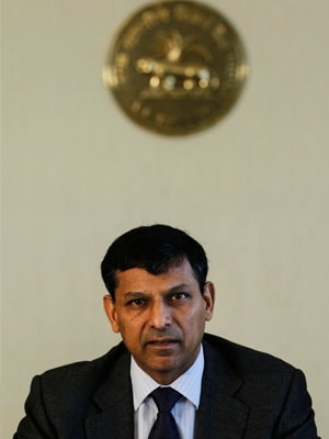 RBI keeps interest rates on hold;predicts growth at 5.5% for 2014-15