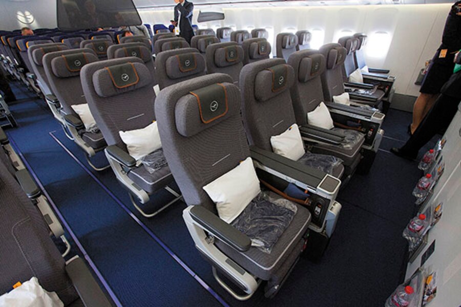 Lufthansa catches up, hopes to cash in with premium economy segment