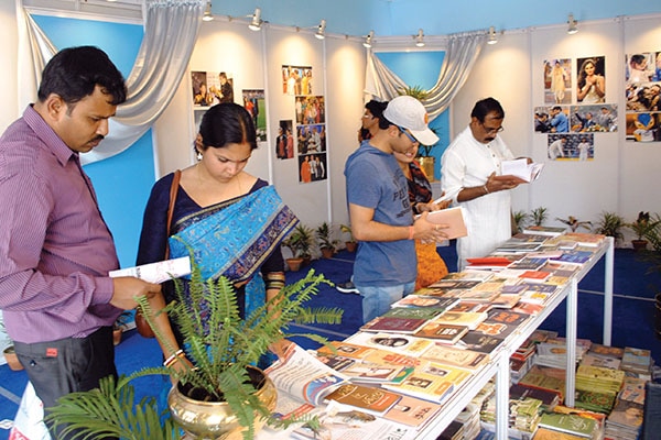 mg_79189_book_fair_visitors_280x210.jpg