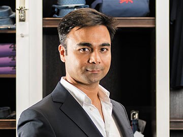 Luxury attire and accessory stores woo the well-heeled