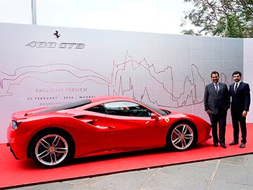 Ferrari 488 GTB zooms into Mumbai