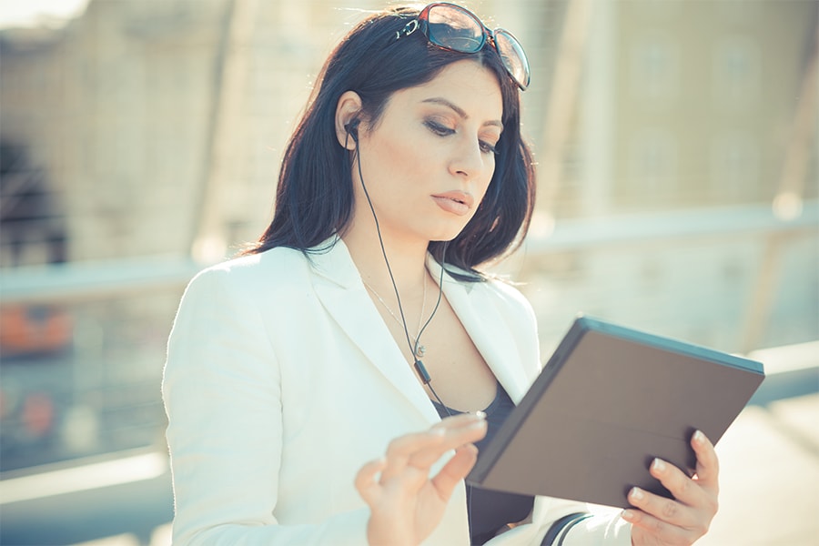 mg_89975_woman_reading_bg_280x210.jpg