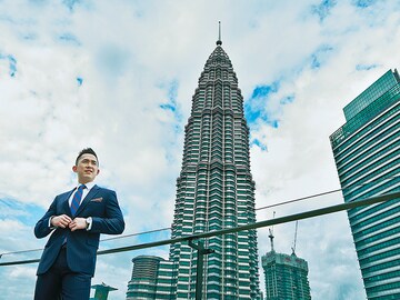 Trump's name and brand on Vancouver skyline bring profits and jeers