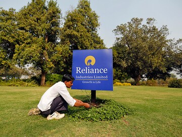 RIL net profit rises 12.3% in Q4 FY17, beats Street estimate