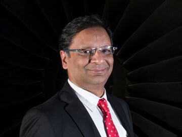 SpiceJet signs deals worth $5.5 billion at Paris Air Show