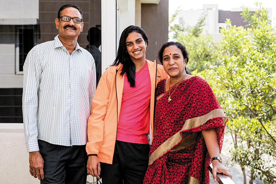 g_102247_pv_sindhu_family_280x210.jpg