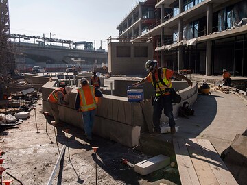 U.S. job growth stays on streak, defying anxiety