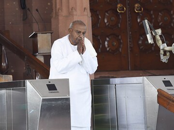 Karnataka: Lotus blooms again as Cong, JD(S) face rout in state and Centre