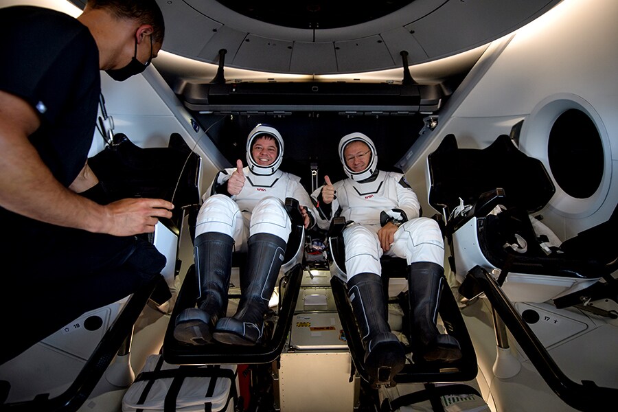 spacex crew dragon_bg