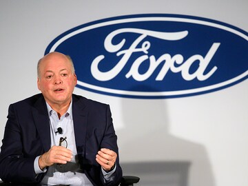 Ford, struggling in a changing industry, replaces its CEO