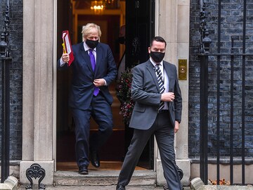 Photo of the Day: A triumphant Boris Johnson makes UK the first country to authorise vaccine use