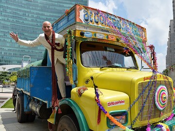 New Delhi greets Bezos with an antitrust complaint