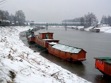 Kashmir's tourism sector faces losses over Rs 9,000 cr; 1.4 lakh people lose jobs
