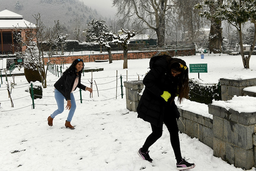 tourists mughal garden