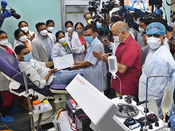 Photo of the Day: Kejriwal inaugurates Delhi's second plasma bank