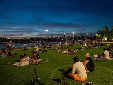 Photo of the day: New Yorkers distance, with and without masks