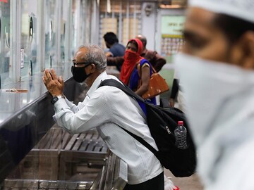 Photo of the Day: Pleading for a train ticket