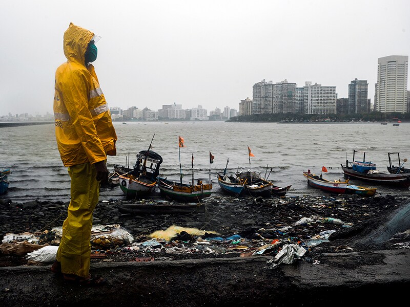 Photo of the Day: Mumbai Police stands guard