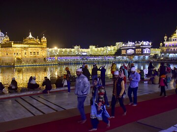 Photo of the Day: Devotees offer prayers at Golden Temple on Guru Nanak Jayanti