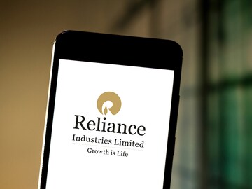 Reliance soars to $200 billion market cap