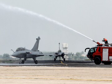 Photo of the day: Rafale fighter jets inducted, receive salute