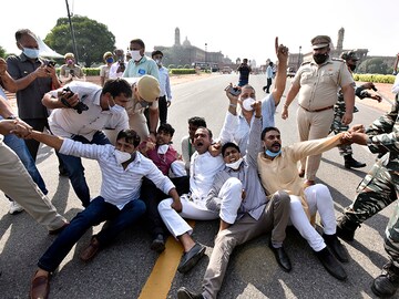 Photo of the Day: Hathras gangrape victim dies, protests break out