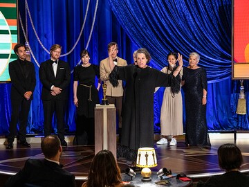 'Nomadland' makes history, and Chadwick Boseman is upset at the Oscars 2021