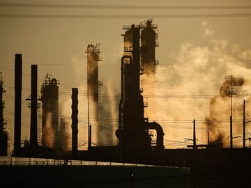 Shell, in a turning point, says its oil production has peaked