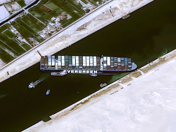 How did a ship get stuck in Suez Canal?