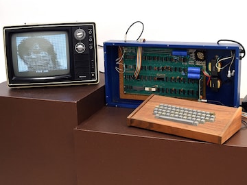 Original Apple computer built by Steve Jobs and Steve Wozniak is going under the hammer