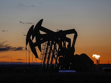 Private equity funds, sensing profit in tumult, are propping up oil