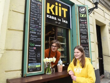 Photo of the Day: Cat cafe in war-torn Ukraine