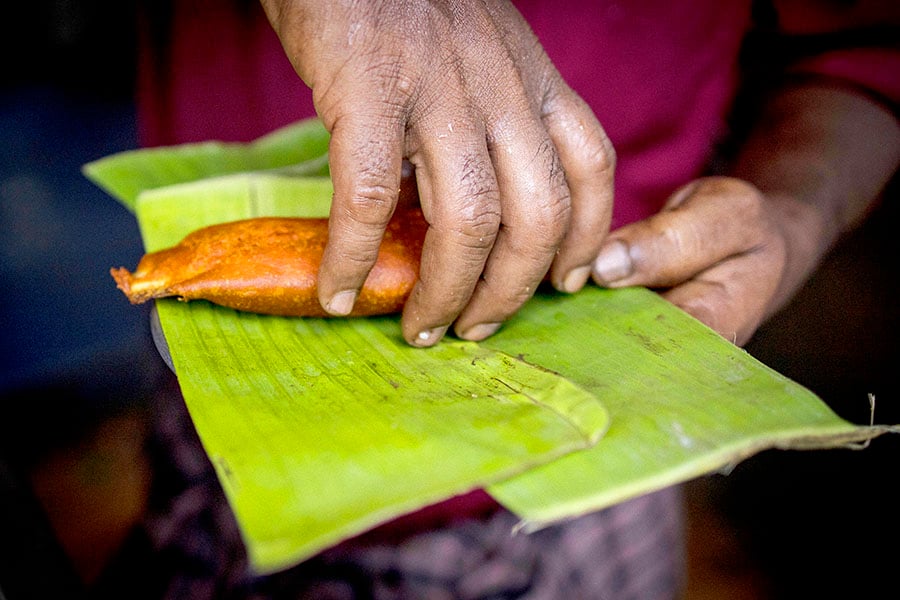 A roadside vendor serves food on banana leaves, a traditional way of plating or wrapping that is gaining popularity in the face of a ban on disposable plastics, in Chennai, India, July 7, 2022. India’s state of Tamil Nadu was not the country’s first to try to curtail plastic pollution, but unlike others it was relentless in enforcing its law. (Anindito Mukherjee/The New York Times)