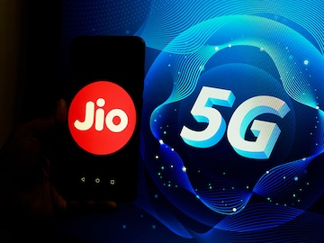 India's richest go head-to-head in 5G auction