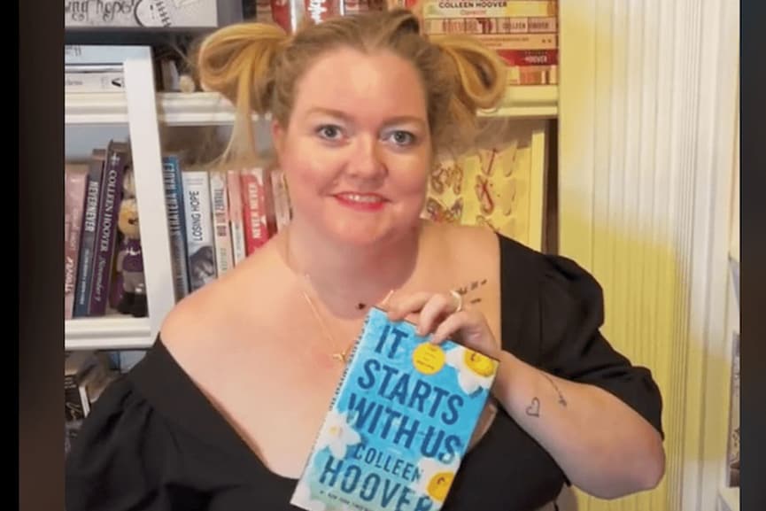 Colleen Hoover, the American novelist whose books are sold out thanks to BookTok