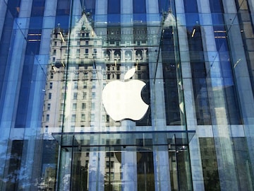 Apple warns of flaw that lets hackers into iPhones, Macs