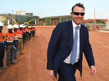 FTSE 100 bosses saw 39% jump in pay in 2021: study