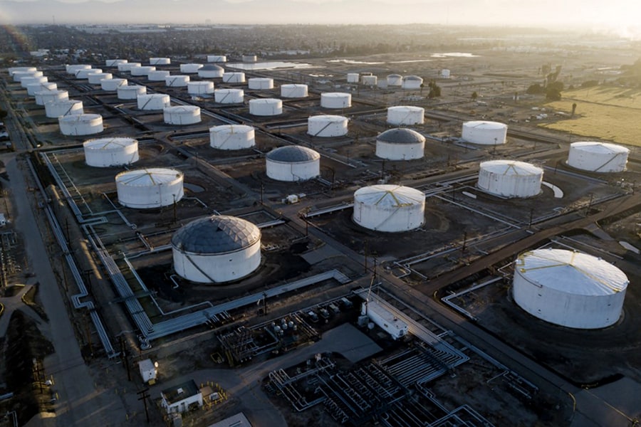 Oil breaks $100, havens rally, equities drop as Russia enters Ukraine