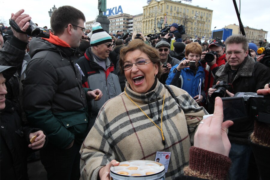 Russian opposition activist and journalist, the New Times editor-in-chief Yevgenia Albats (C) attends in an unsanctioned anti-Putin rally at Pushkinskaya Square on March 17, 2012 in Moscow, Russia. Hundreds of activists were gathered for the rally to protest against the results of the Presidential Elections and policy of state controled NTV broadcast company. 10 people were detained by riot police during this rally. Image: Sasha Mordovets/Getty Images)