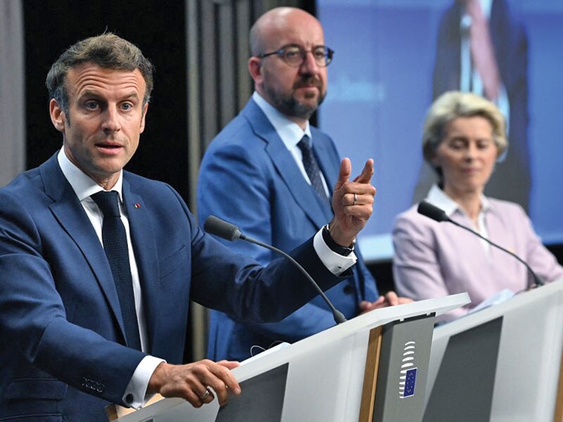 EU grants Ukraine 'candidate status' as fighting rages in east