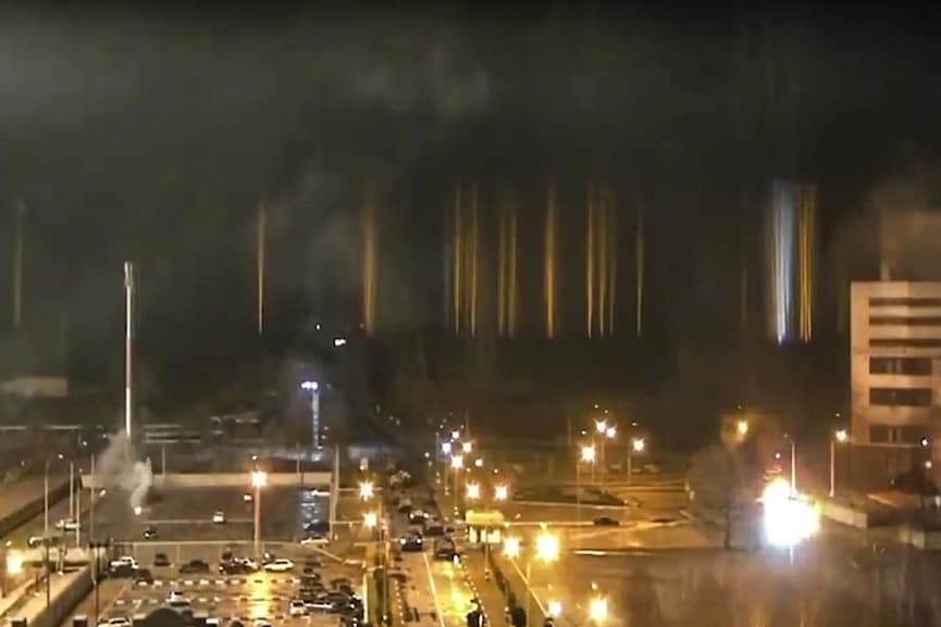 Fire breaks out at Ukraine's nuclear complex as Russian forces move through