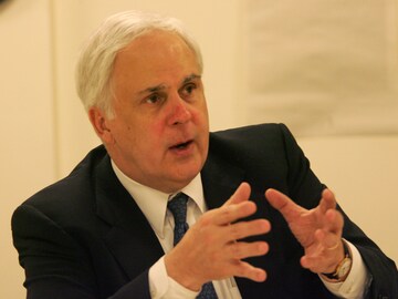 FedEx founder Fred Smith to step down as CEO