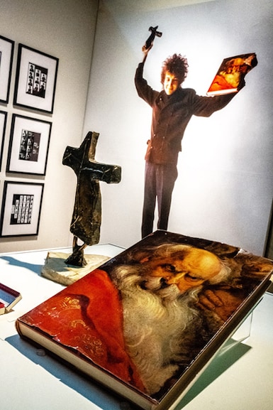 Original props belonging to the photographer Jerry Schatzberg sit before a photograph of Bob Dylan holding them during a photoshoot, at the Bob Dylan Center in Tulsa, Okla., April 30, 2022. A new space to display Dylan’s vast archive, celebrates one of the world’s most elusive creators, and gives visitors a close-up look at notebooks and fan mail. (Joseph Rushmore/The New York Times)