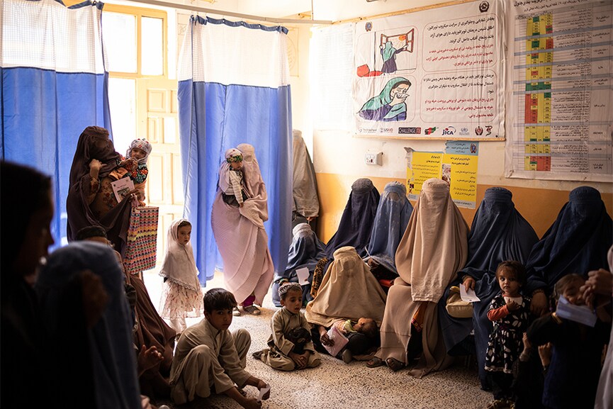 FILE — Women in Burqas and children await treatment at a World Food Program-supported health clinic in Kandahar, Afghanistan, Oct. 21, 2021. A new decree by the Taliban recommends, but doesn’t require that women wear burqas, and says male relatives of those who don’t cover themselves would be punished. Image: Jim Huylebroek/The New York Times
