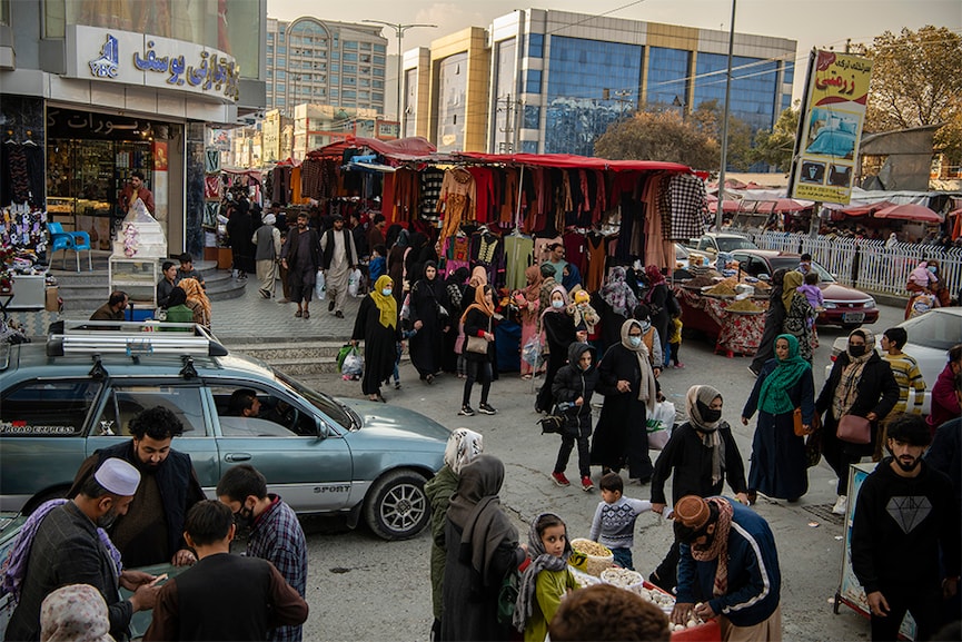 FILE — The Lycée Maryam open market in northern Kabul, in Nov. 2, 2021. The majority of women in the capital have continued to wear less encompassing versions of hijabs, leaving part of their faces still visible. Image: Kiana Hayeri/The New York Times
