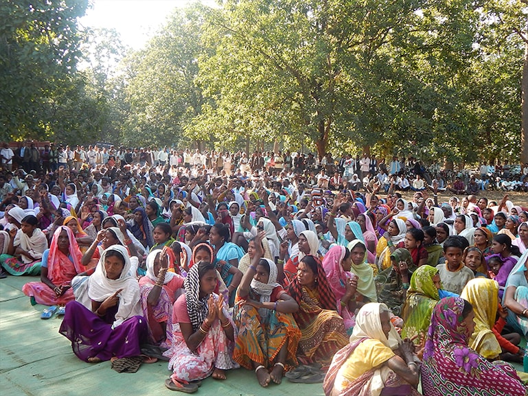 Hasdeo Aranya Bachao Sangharsh Samiti (HABSS) held a meeting in 2014 to oppose mining in the biodiverse Hasdeo forest in Chhattisgarh, an important elephant migration corridor. Though opposed by adivasis and local gramsabhas for over a decade and by people across India and across the world, permission to cut 95,000 trees was given recently and trees were felled at night to make way for coal mining. Image: Alok Shukla captured Chhattisgarh Bachao Andolan in 2014