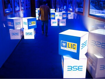 LIC lists at 8.6 percent discount to issue price