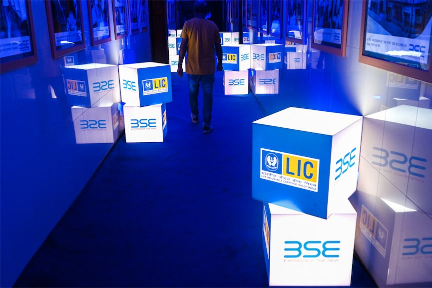 LIC lists at 8.6 percent discount to issue price