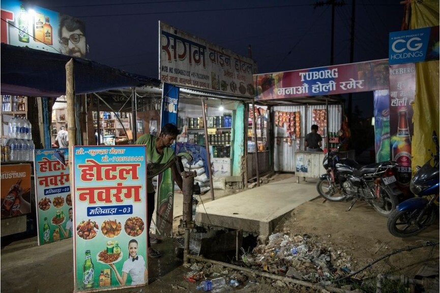 Shops selling food and alcohol in Mahottari, Nepal, April 14, 2022. Since the Indian state of Bihar banned alcohol in 2016, a small industry of bars and restaurants has sprung up just across the border in Nepal, catering to Indians of all classes seeking to quench their thirst. Image: Saumya Khandelwal/The New York Times